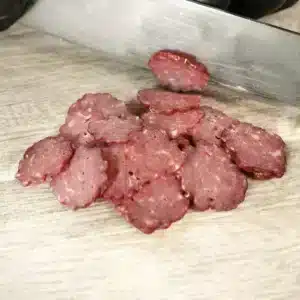 Kiełbasa wołowa sucha krojona na desce