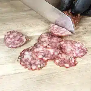 Salami wołowe krojone na desce